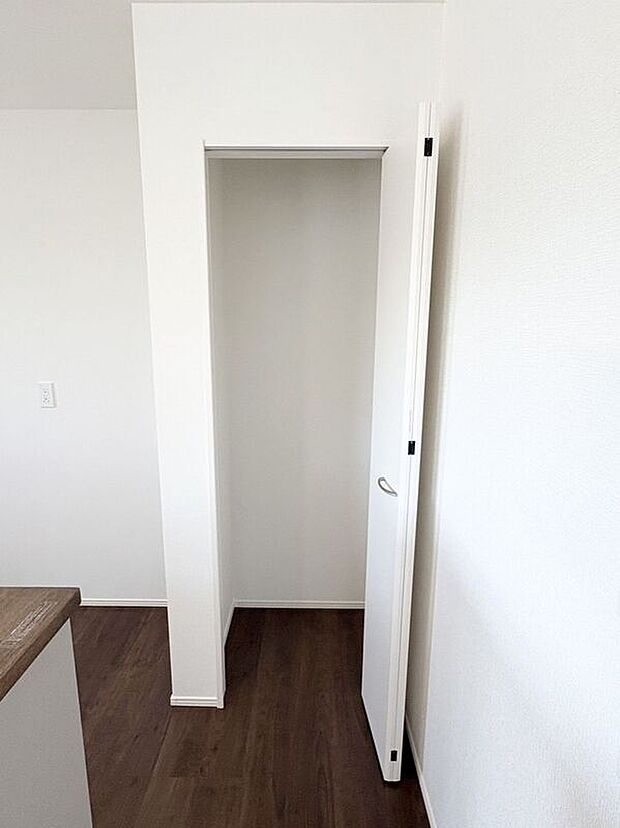 【収納】☆パントリー☆出番の少ないキッチン家電や、お酒やお米、食料の備蓄などもたっぷり収納♪散らかりがちなキッチンをすっきりさせてくれる嬉しい収納スペースです！