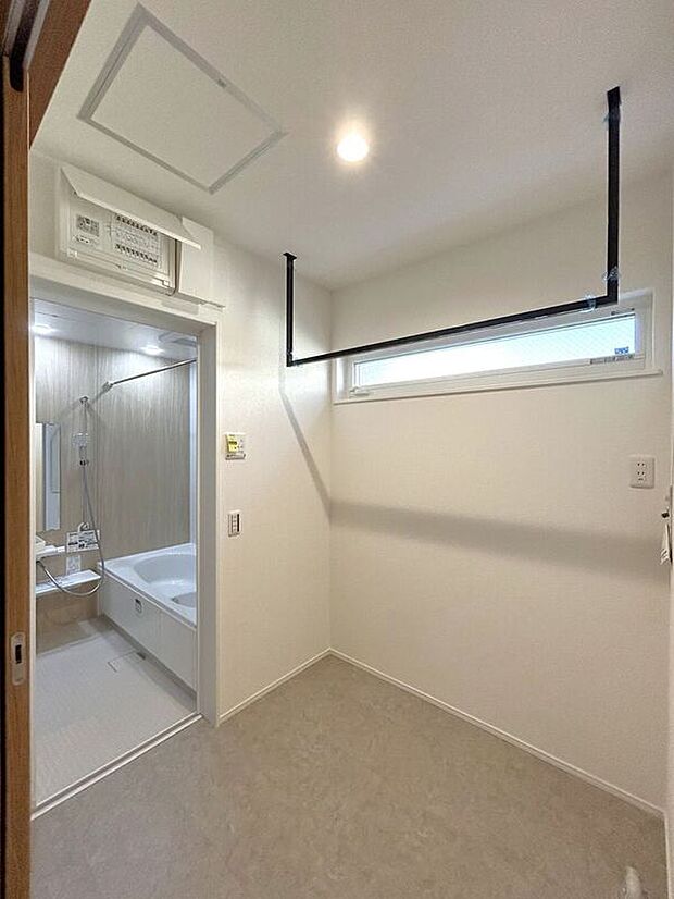 【その他】☆脱衣室☆室内物干しスペース完備でお洗濯がスムーズに行えます♪