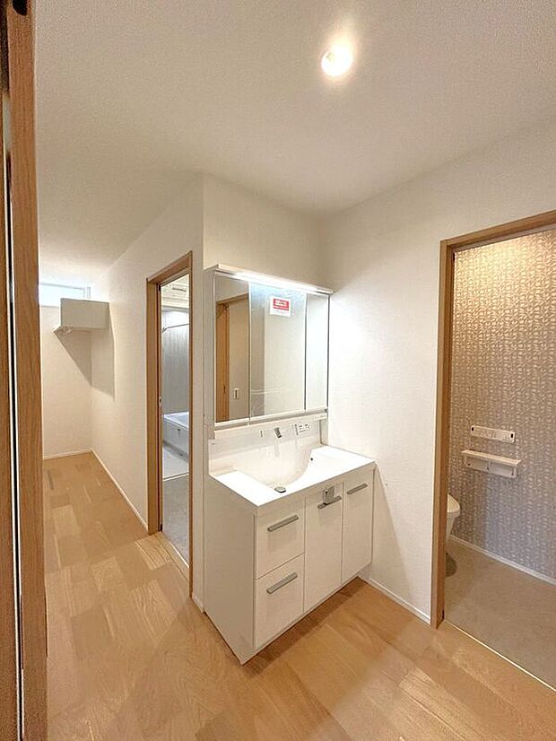 【洗面】☆洗面脱衣室☆ゆとりのある広さの洗面脱衣室♪洗面台は使い勝手の良い三面鏡仕様♪鏡裏にも収納スペースしっかり完備♪