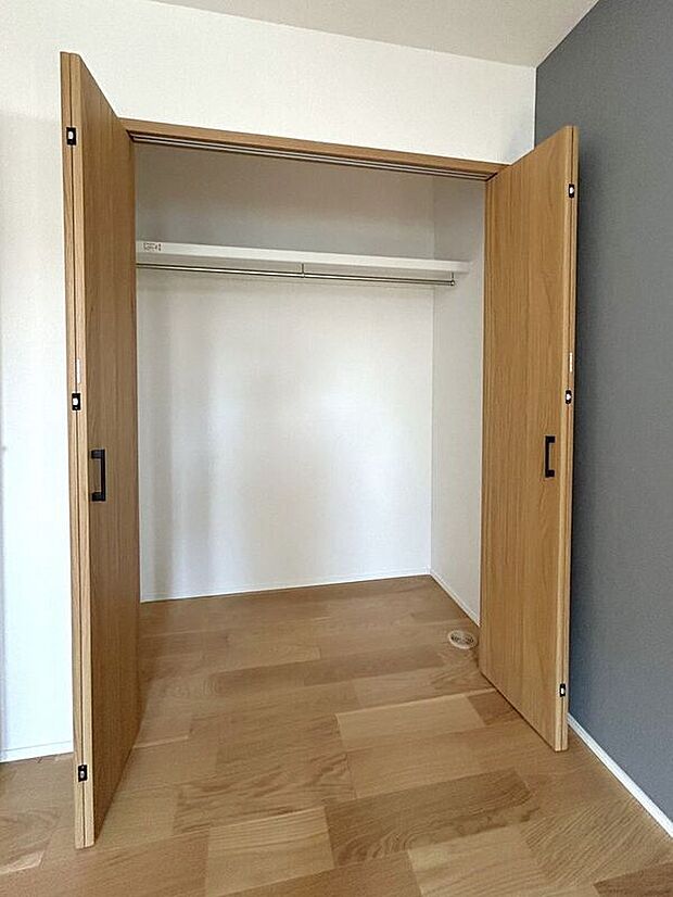 【収納】☆クローゼット(6.8帖洋室)☆棚がついているのでスペースを無駄にすることなくたっぷり収納いただけます♪