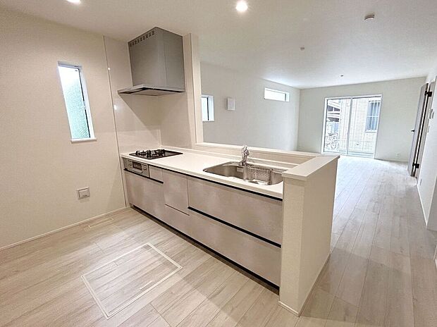 【キッチン】☆キッチン☆3口コンロが嬉しいシステムキッチン♪広いシンクや作業台でお料理が捗ります♪