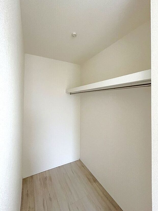 【収納】☆WIC(6帖洋室)☆お洋服からお荷物までスッキリ収納いただけます♪