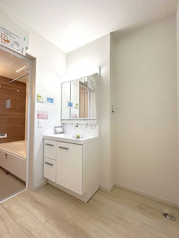 【洗面】☆洗面脱衣室☆ゆとりのある広さの洗面脱衣室♪洗面台は使い勝手の良い三面鏡仕様♪鏡裏にも収納スペースしっかり完備♪