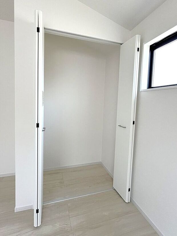 【収納】☆クローゼット(5.8帖洋室)☆容量大きめなので、お部屋がすっきり片付きます♪