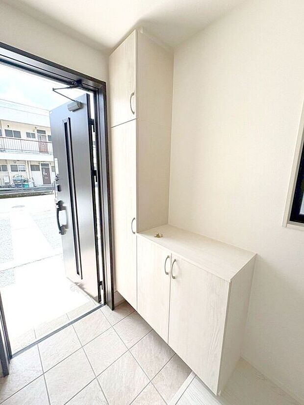 【玄関】☆シューズボックス☆飾り棚の付いたシューズボックス♪フォトフレームやお花を飾ってお洒落な玄関スペースに♪