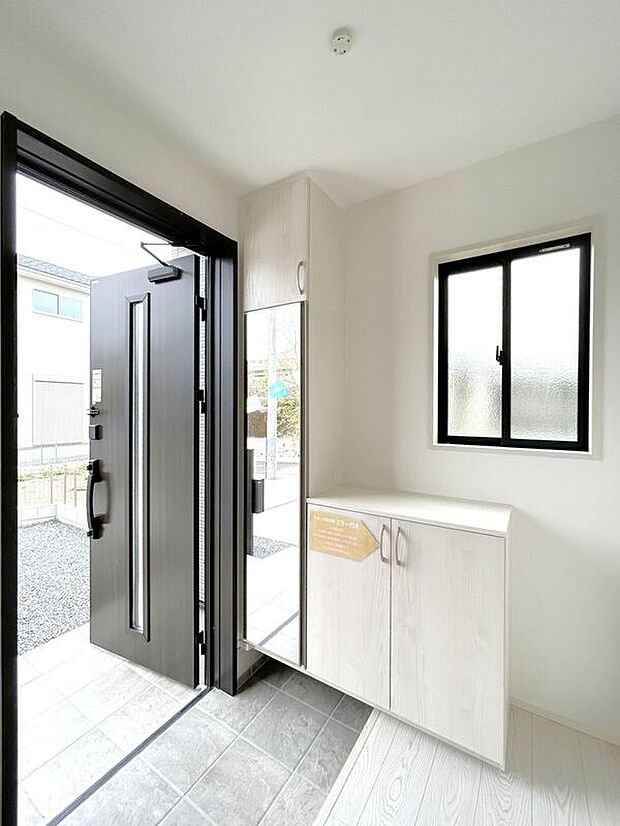 【玄関】☆玄関スペース☆姿見の鏡と飾り棚の付いたシューズボックス♪フォトフレームやお花を飾ってお洒落な玄関スペースに♪SICも完備しています♪