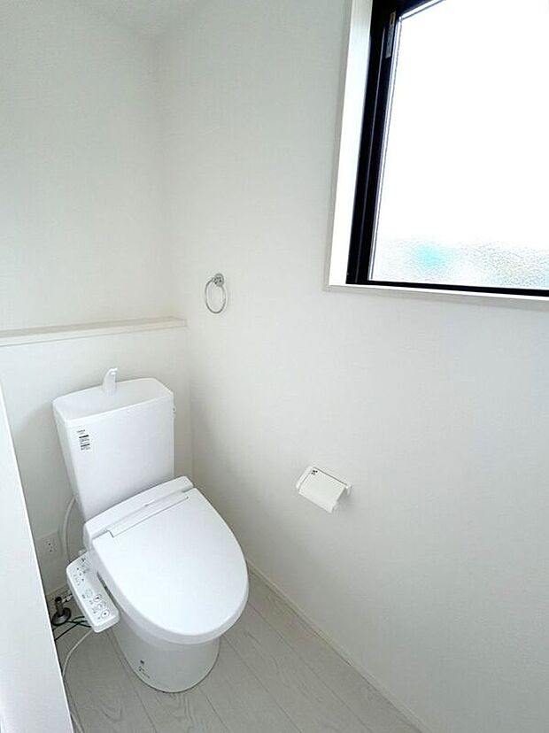 【トイレ】☆トイレ☆各階に設置。忙しい朝や来客時も安心です♪温水洗浄便座付♪