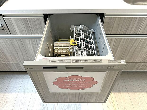 【その他設備】☆食器洗浄乾燥機☆日々の家事タイムを助ける強い味方♪機能性だけでなくお洒落なデザインも魅力です♪食事後の時間をお子様や旦那様とのゆとり時間に♪