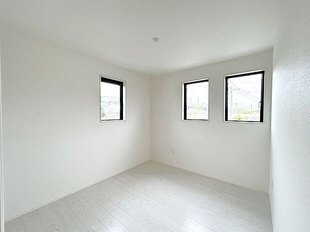 【室内】☆北側5.2帖洋室☆3つ並んだ小窓がお洒落なお部屋♪小窓が光を分散してお部屋全体に明るい光を取り込みます♪