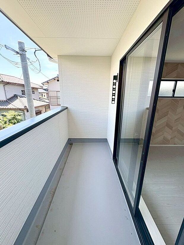 【バルコニー】☆バルコニー☆高さのある腰壁なので外からの視線を防ぎ、プライベートが守られます(^^♪