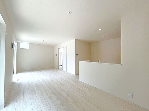 【リビング】☆リビング☆上品で清潔感のあるホワイトの床♪家具や小物を引き立て、お部屋の雰囲気を変えることができます♪