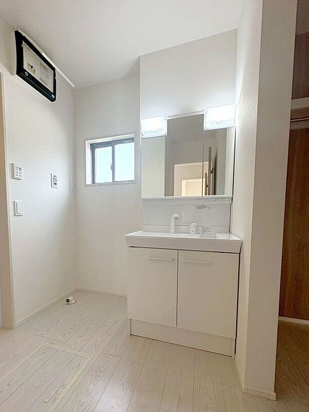 【洗面】☆洗面脱衣室☆ゆとりのある広さの洗面脱衣室♪洗面台は使い勝手の良い三面鏡仕様♪鏡裏にも収納スペースしっかり完備♪