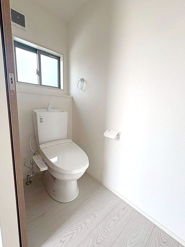 【トイレ】☆トイレ☆忙しい朝も安心の各階設置♪冬場特に重宝する温水便座機能付き♪小窓が付いているので換気もしっかり行えます♪