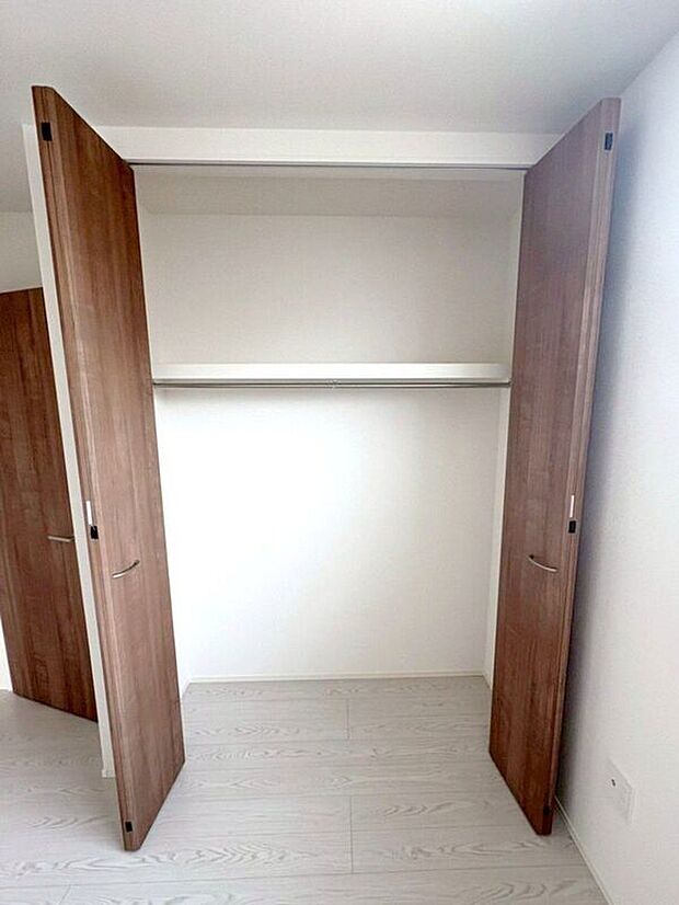 【収納】☆クローゼット(洋室B)☆棚がついているのでスペースを無駄にすることなくたっぷり収納いただけます♪