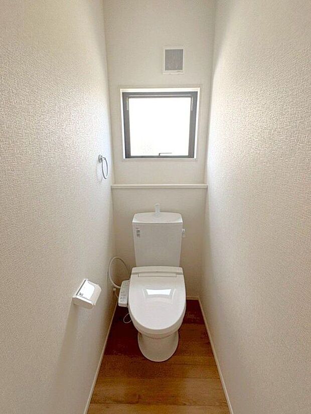 【トイレ】☆トイレ☆忙しい朝も安心の各階設置♪冬場特に重宝する温水便座機能付き♪小窓が付いているので換気もしっかり行えます♪