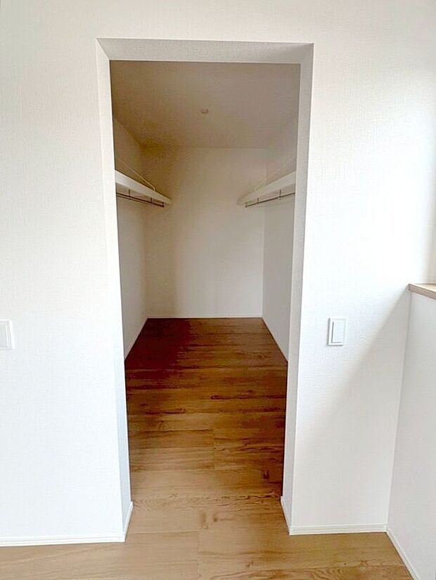 【収納】☆WIC（洋室A）☆パイプハンガー付きが嬉しいウォークインクローゼット♪大きな荷物もスッキリ片付きます♪