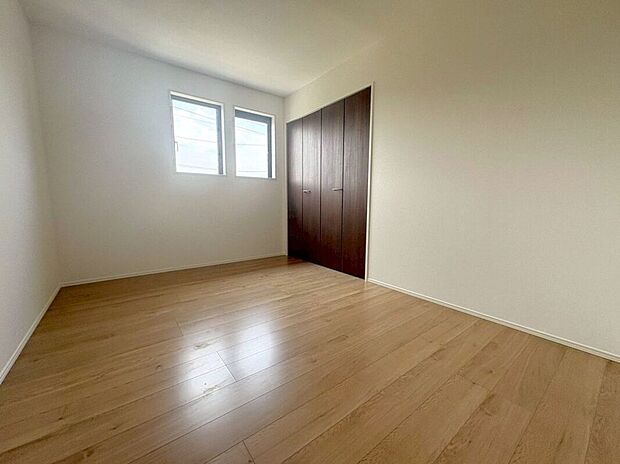 【室内】☆洋室B☆2つ並んだ小窓がお洒落な洋室♪小窓が光を分散してお部屋全体に明るい光を取り込みます♪