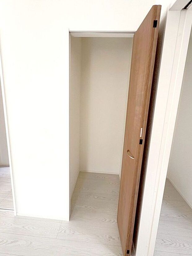 【収納】☆パントリー☆出番の少ないキッチン家電や、お酒やお米、食料の備蓄などもたっぷり収納♪散らかりがちなキッチンをすっきりさせてくれる嬉しい収納スペースです！