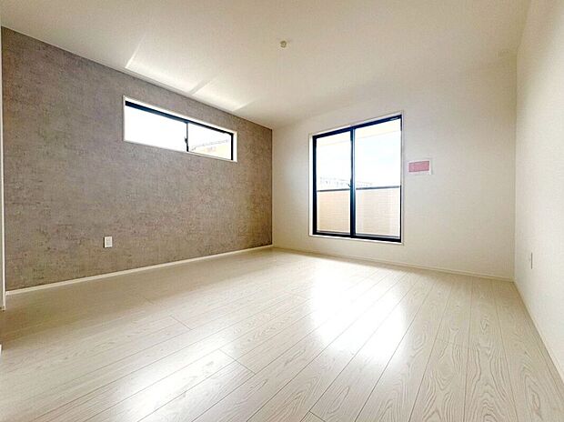 【寝室】☆8.5帖洋室☆アクセントクロスがお洒落なお部屋♪バルコニーに面しているので明るく、主寝室におすすめです♪