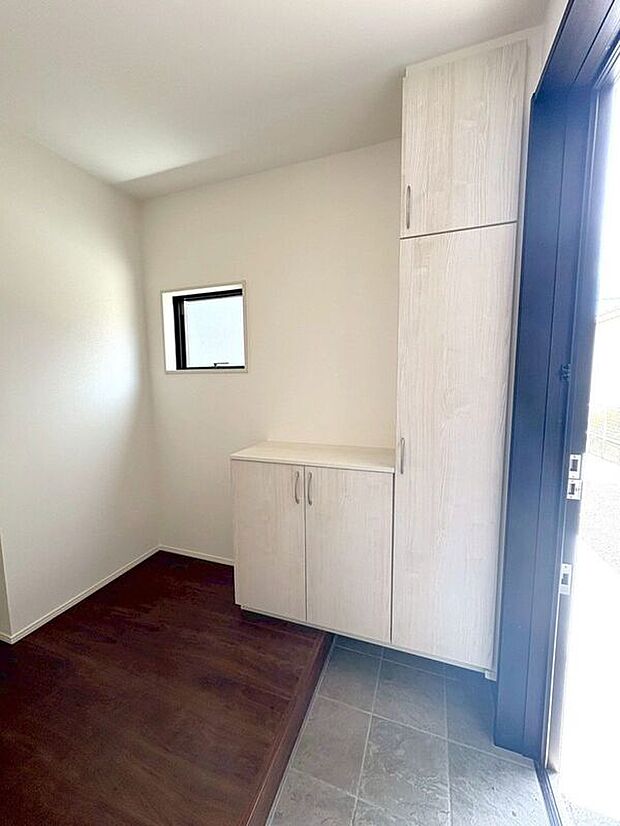 【玄関】☆シューズボックス☆飾り棚の付いたシューズボックス♪フォトフレームやお花を飾ってお洒落な玄関スペースに♪