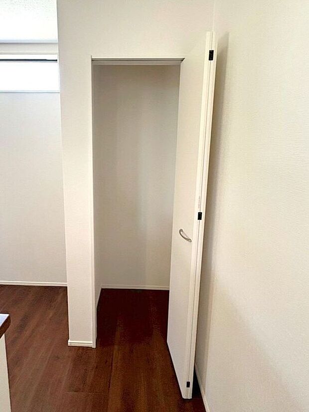 【収納】☆パントリー☆出番の少ないキッチン家電や、お酒やお米、食料の備蓄などもたっぷり収納♪散らかりがちなキッチンをすっきりさせてくれる嬉しい収納スペースです！