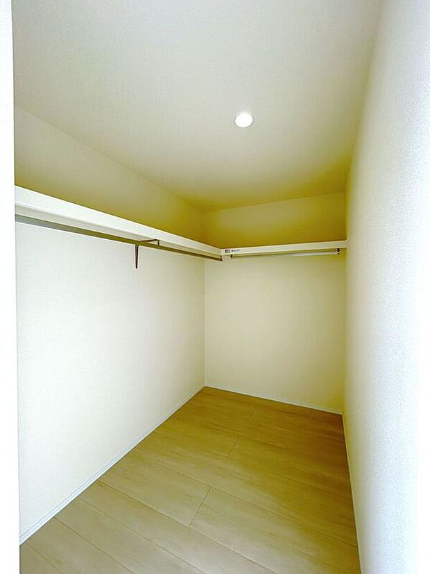 【収納】☆WIC(7.5帖洋室)☆たっぷり収納いただけるので、毎日のコーディネートが楽しくなります♪