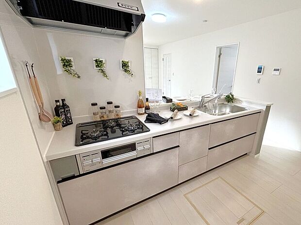 【キッチン】☆キッチン☆白を基調とした明るい雰囲気のキッチン♪対面キッチンで家族との会話もはずみます♪床下収納も完備でしっかり収納！