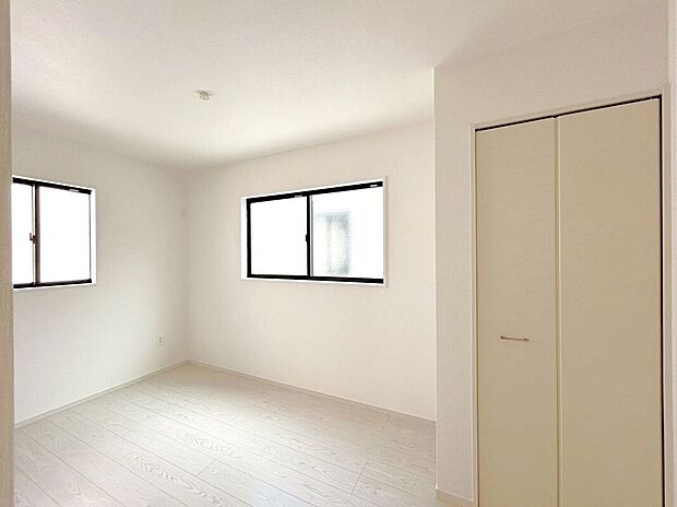 【室内】☆東側5.6帖洋室☆腰高窓の家具の配置がしやすいお部屋♪