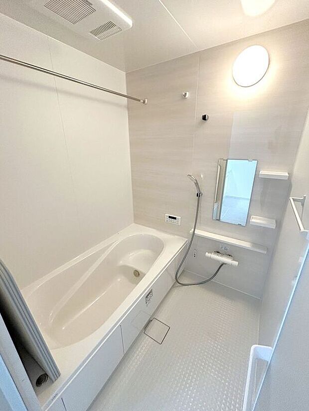 【バス】☆浴室☆1坪タイプのユニットバス♪足を伸ばしてゆったりとご入浴頂けます♪一日の疲れを癒す空間です♪