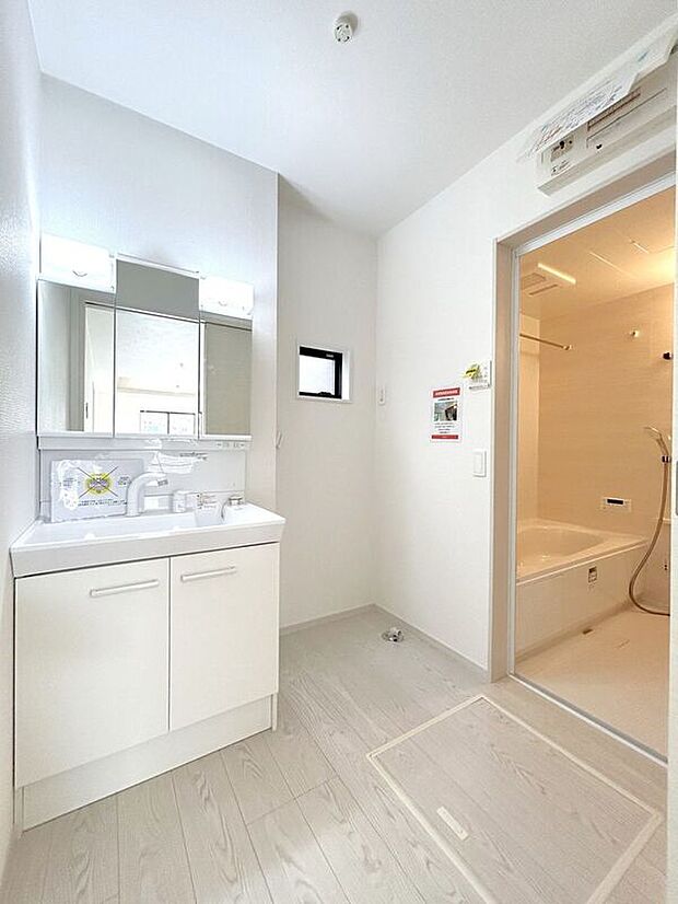 【洗面】☆洗面脱衣室☆ゆとりのある広さの洗面脱衣室♪洗面台は使い勝手の良い三面鏡仕様♪鏡裏にも収納スペースしっかり完備♪