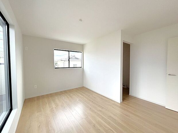 【寝室】☆9.7帖洋室☆WIC完備の広々としたお部屋♪主寝室におすすめです♪