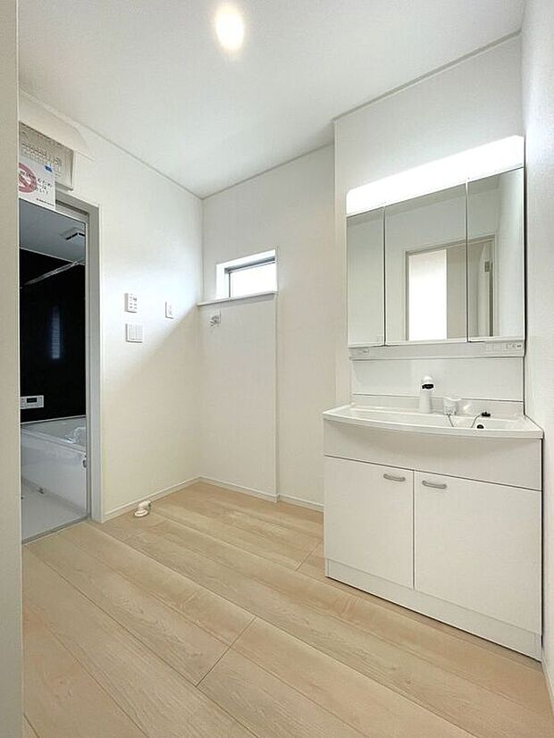 【洗面】☆洗面脱衣室☆ゆとりのある広さの洗面脱衣室♪洗面台は使い勝手の良い三面鏡仕様♪鏡裏にも収納スペースしっかり完備♪