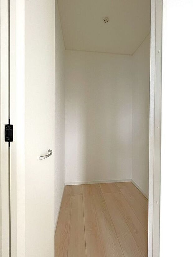 【収納】☆WIC(7帖洋室)☆1.1帖のWIC♪お洋服からお荷物までスッキリ収納いただけます♪