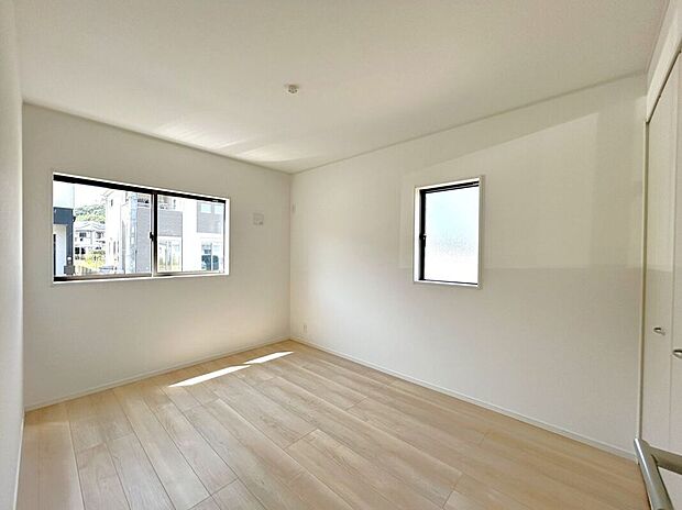 【寝室】☆6.5帖洋室☆2面採光で明るいお部屋♪