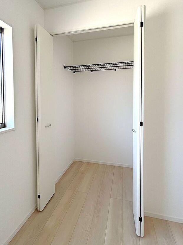 【収納】☆クローゼット(5帖洋室)☆棚がついているのでスペースを無駄にすることなくたっぷり収納いただけます♪