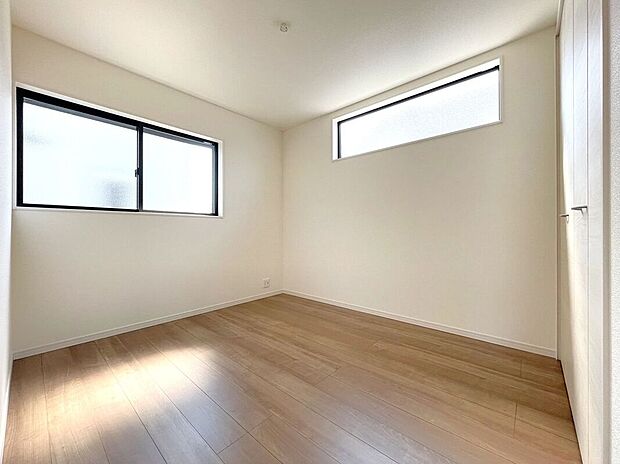 【室内】☆西側5.34帖洋室☆腰高窓の家具の配置がしやすいお部屋♪