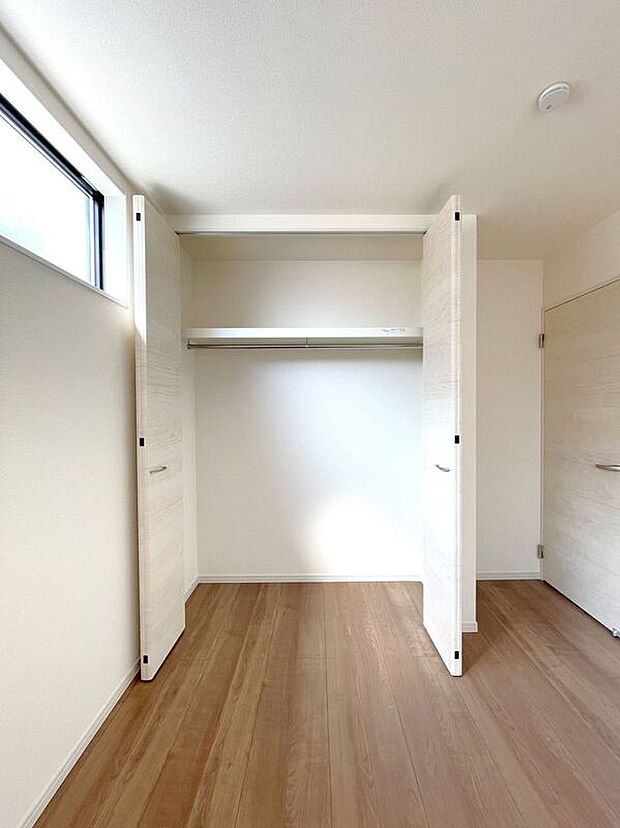 【収納】☆クローゼット(西側5.34帖洋室)☆棚が付いているのでスペースを無駄にすることなく収納いただけます♪