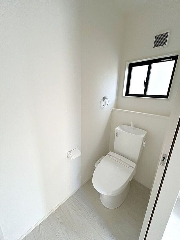 【トイレ】☆トイレ☆忙しい朝も安心の各階設置♪冬場特に重宝する温水便座機能付き♪小窓が付いているので換気もしっかり行えます♪