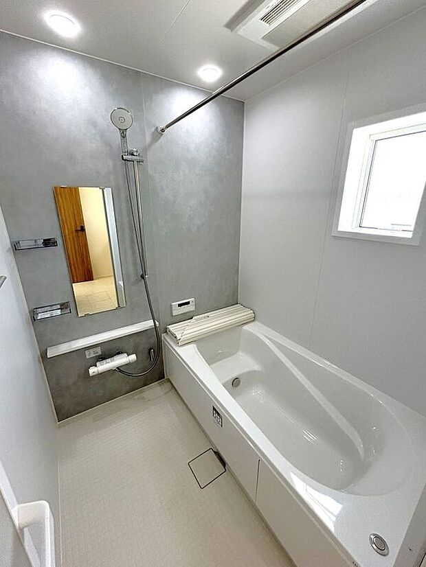 【バス】☆浴室☆1坪タイプのユニットバス♪足を伸ばしてゆったりとご入浴頂けます♪一日の疲れを癒す空間です♪