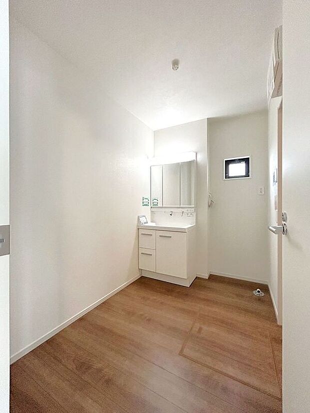 【洗面】☆洗面脱衣室☆ゆとりのある広さの洗面脱衣室♪洗面台は使い勝手の良い三面鏡仕様♪鏡裏にも収納スペースしっかり完備♪