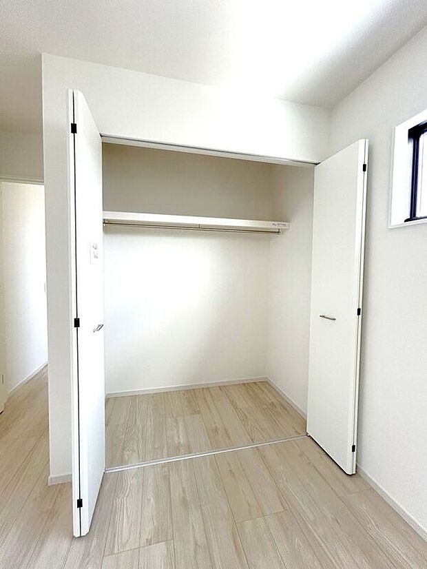 【収納】☆クローゼット(5.7帖洋室)☆棚が付いているのでスペースを無駄にすることなく収納いただけます♪