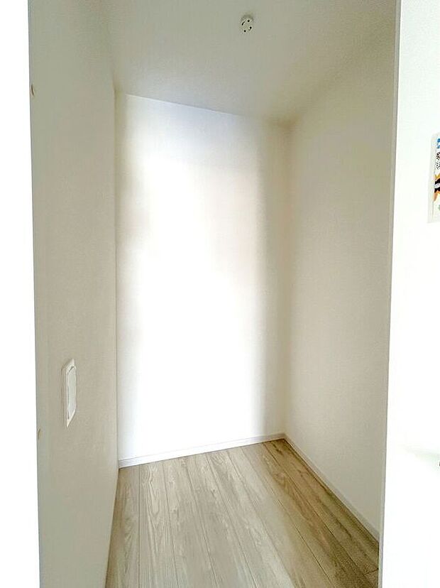 【収納】☆納戸☆ご家族分の衣類やバッグ、小物等をまとめて収納いただけます♪