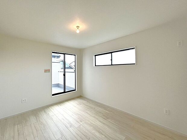 【寝室】☆6.3帖洋室☆バルコニーに面した明るいお部屋♪主寝室におすすめです♪