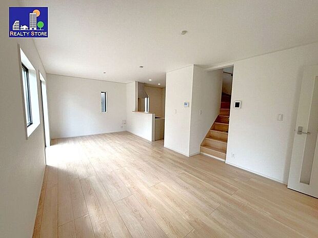 【リビング】☆リビング☆リビング階段なので家族と顔を合わせる機会が増え、コミュニケ-ションも取りやすいです♪