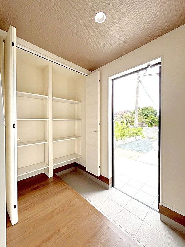 【玄関】☆シューズボックス☆高さ調節のできる便利な可動棚付き♪散らかりがちな玄関もスッキリ片付きます♪