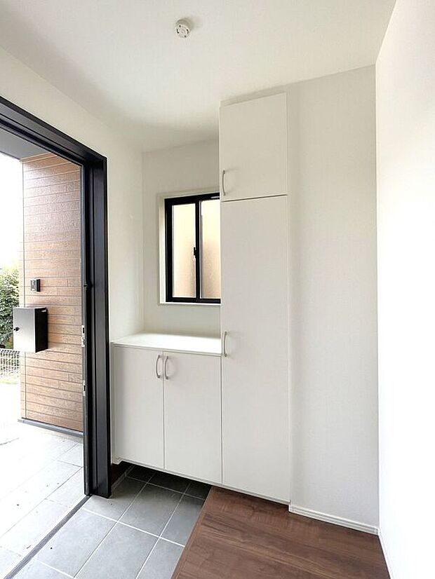 【玄関】☆シューズボックス☆飾り棚の付いたシューズボックス♪フォトフレームやお花を飾ってお洒落な玄関スペースに♪