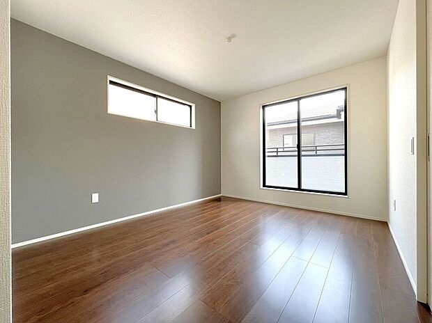 【寝室】☆洋室A(7帖)☆収納力のあるクローゼット完備♪アクセントクロスがお洒落なお部屋♪