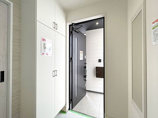 【玄関】☆シューズボックス☆高さ調節のできる可動棚の付いたシューズボックス♪対面には姿見付き♪お出かけ前の身だしなみチェックも安心です♪