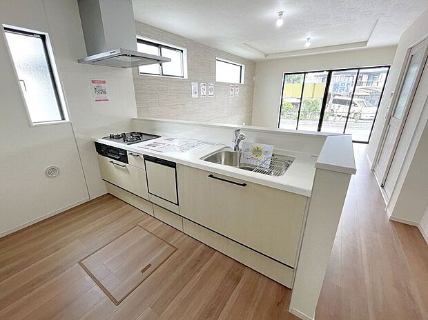 【キッチン】☆キッチン☆3口コンロが嬉しいシステムキッチン♪シンクや作業スペースも広くお料理しやすいキッチンです♪