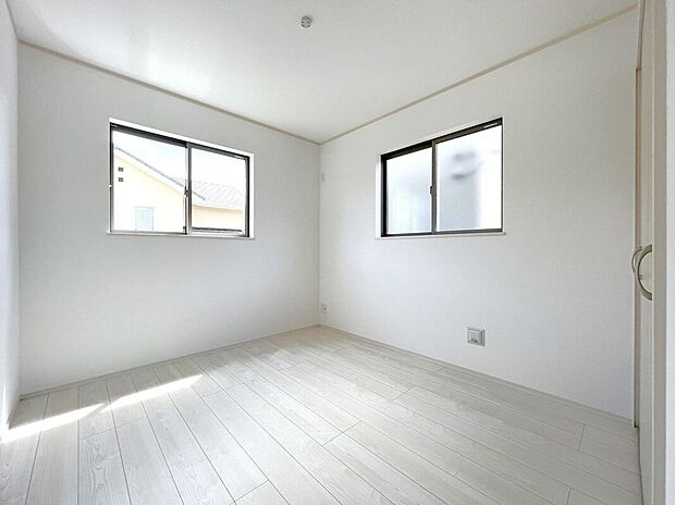 【室内】☆南側5.25帖洋室☆南側の日当りの良い明るいお部屋♪